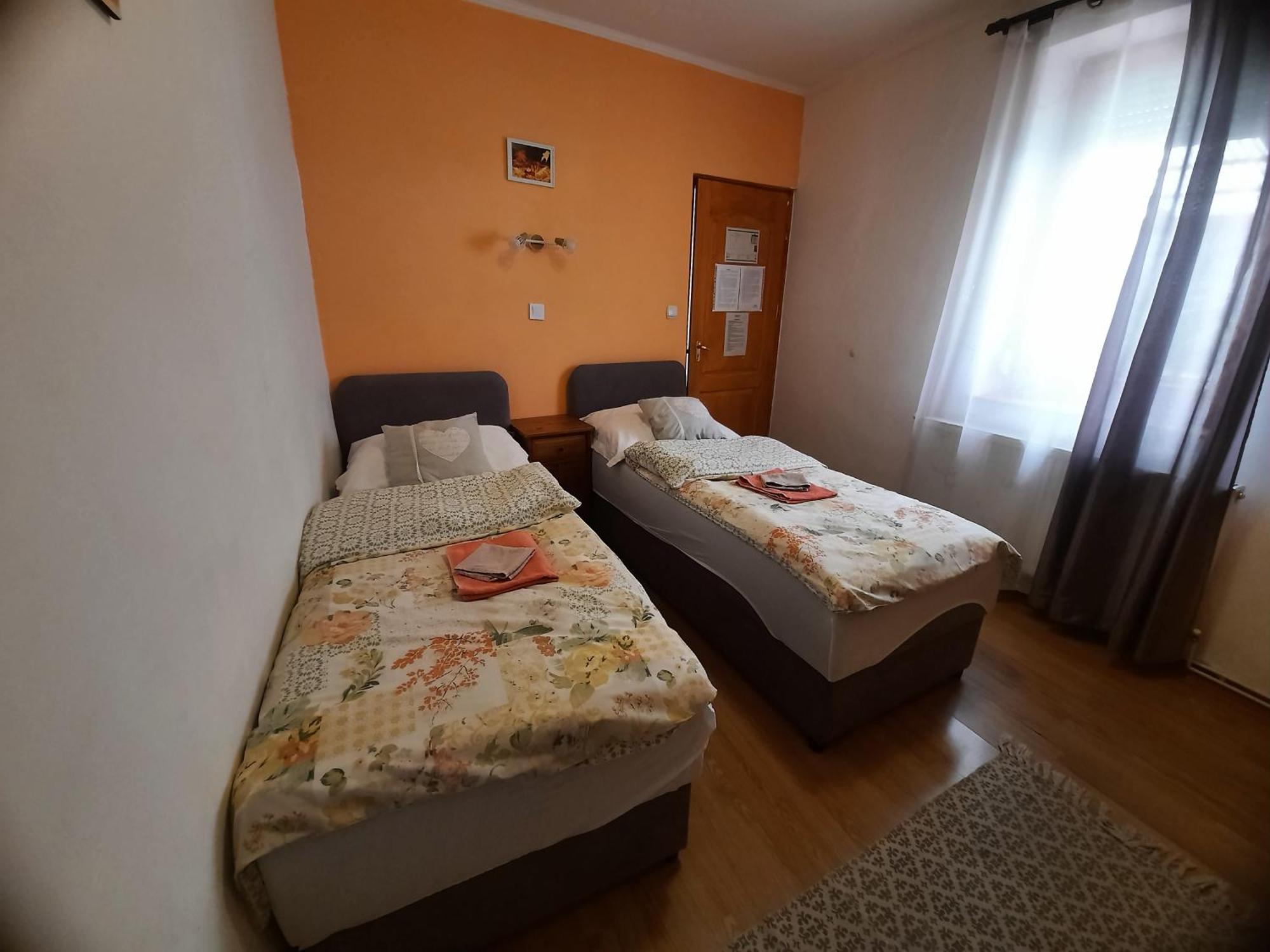 Kis Rigo Vendeghaz Hotel Salgotarjan Ngoại thất bức ảnh