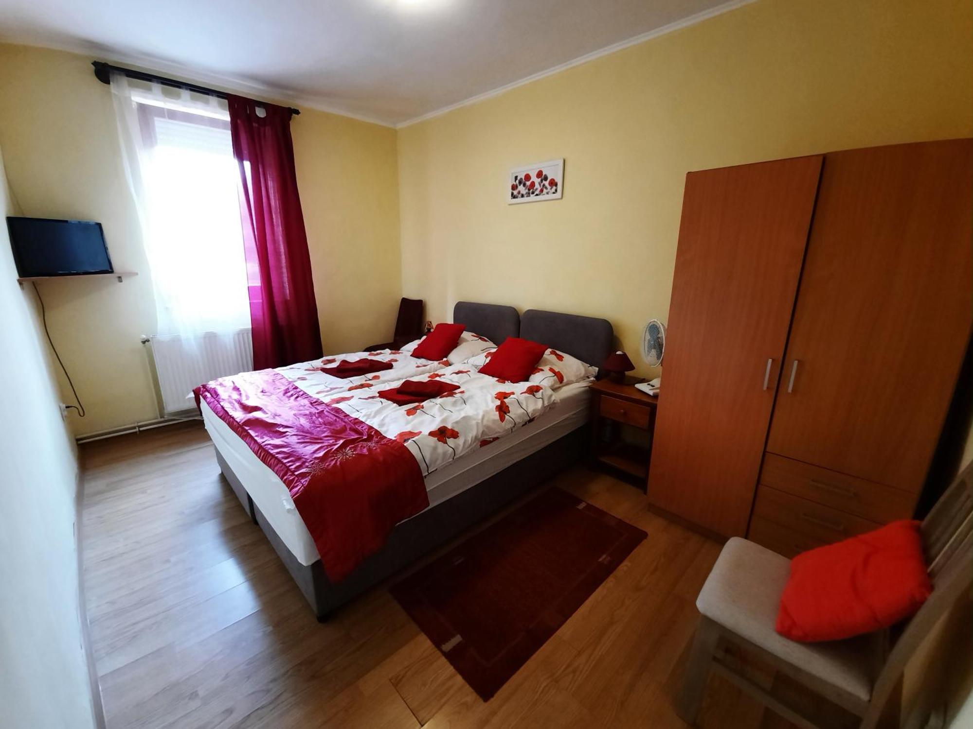 Kis Rigo Vendeghaz Hotel Salgotarjan Ngoại thất bức ảnh