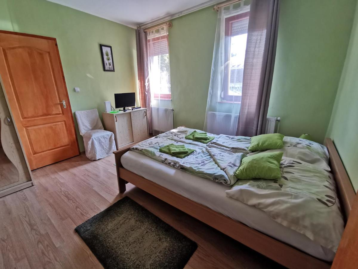 Kis Rigo Vendeghaz Hotel Salgotarjan Ngoại thất bức ảnh