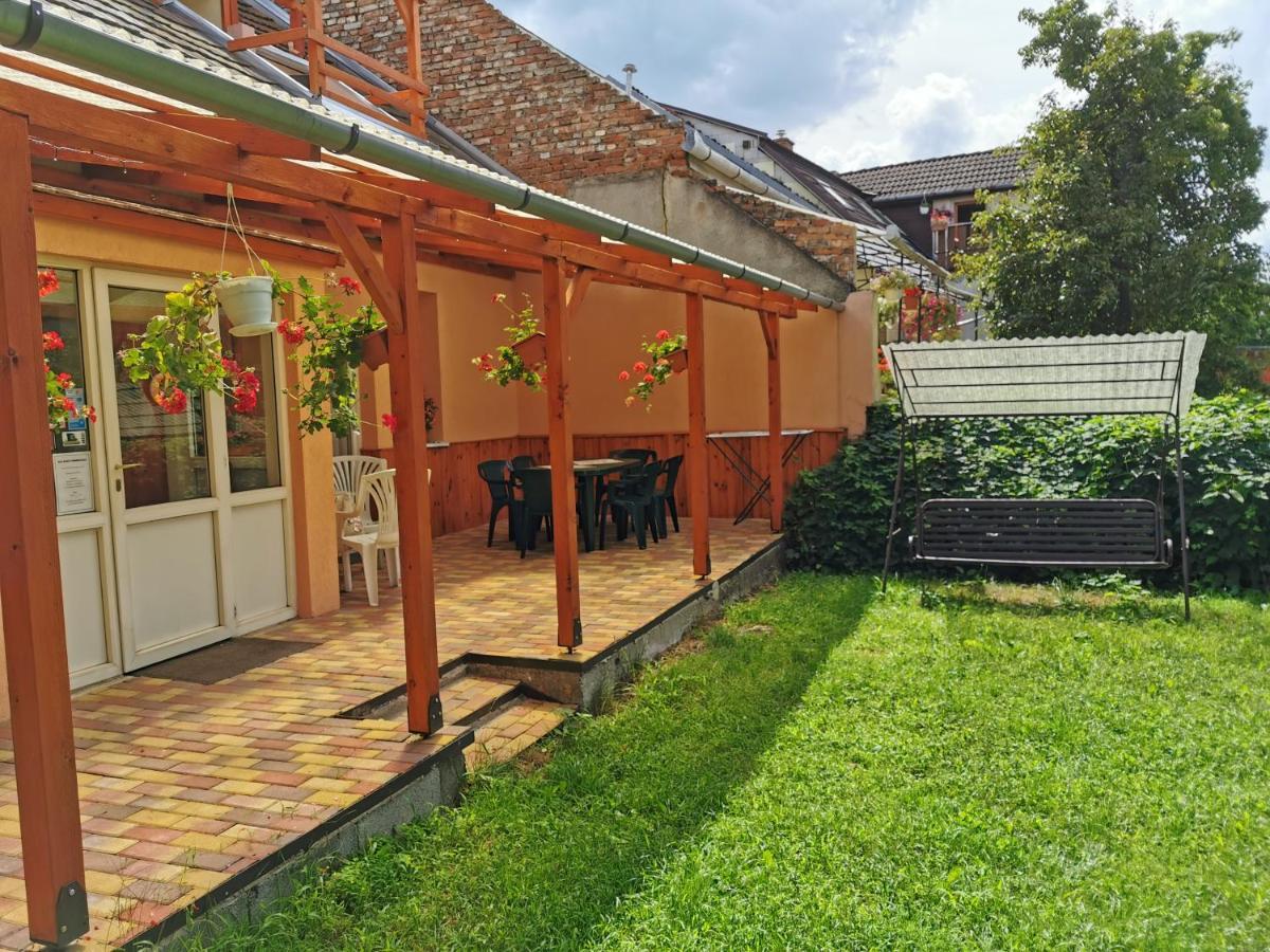 Kis Rigo Vendeghaz Hotel Salgotarjan Ngoại thất bức ảnh